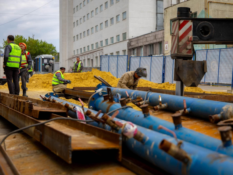 У Холодногірському районі Харкова відновлюють колектор (фото)
