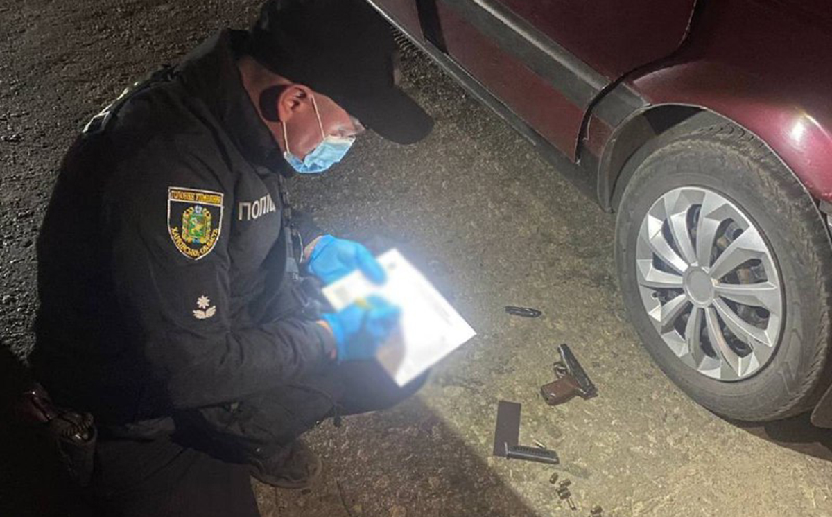 На Харківщині чоловік погрожував поліцейському пістолетом