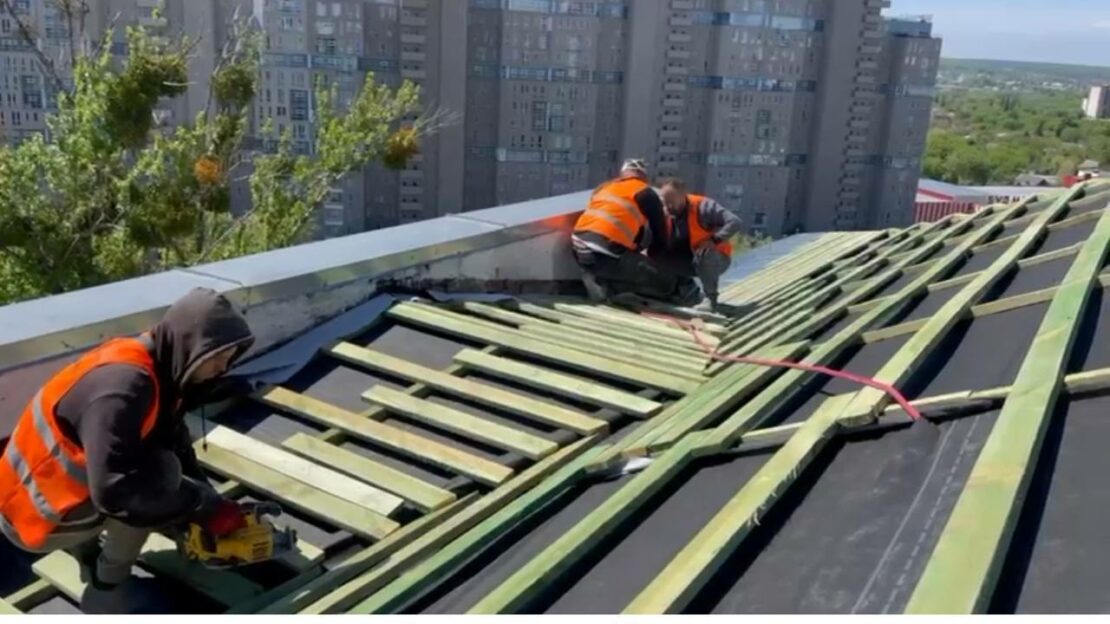 У Харкові відновлюють пошкоджені багатоповерхівки