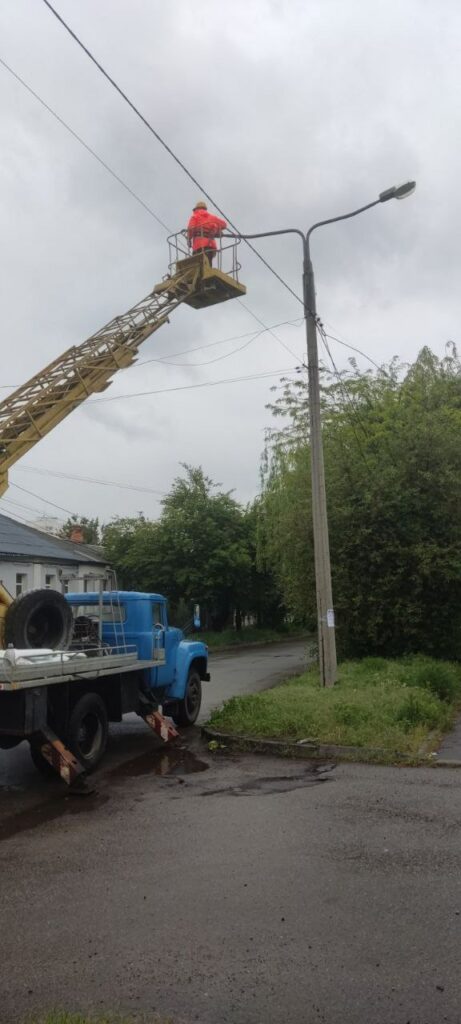 Комунальники впорядковують вуличне освітлення у Харкові (фото)