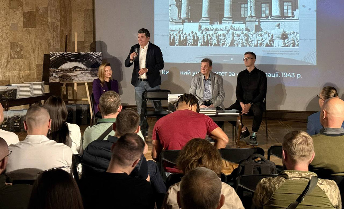 Харківʼяни презентували книгу з фотографіями Києва