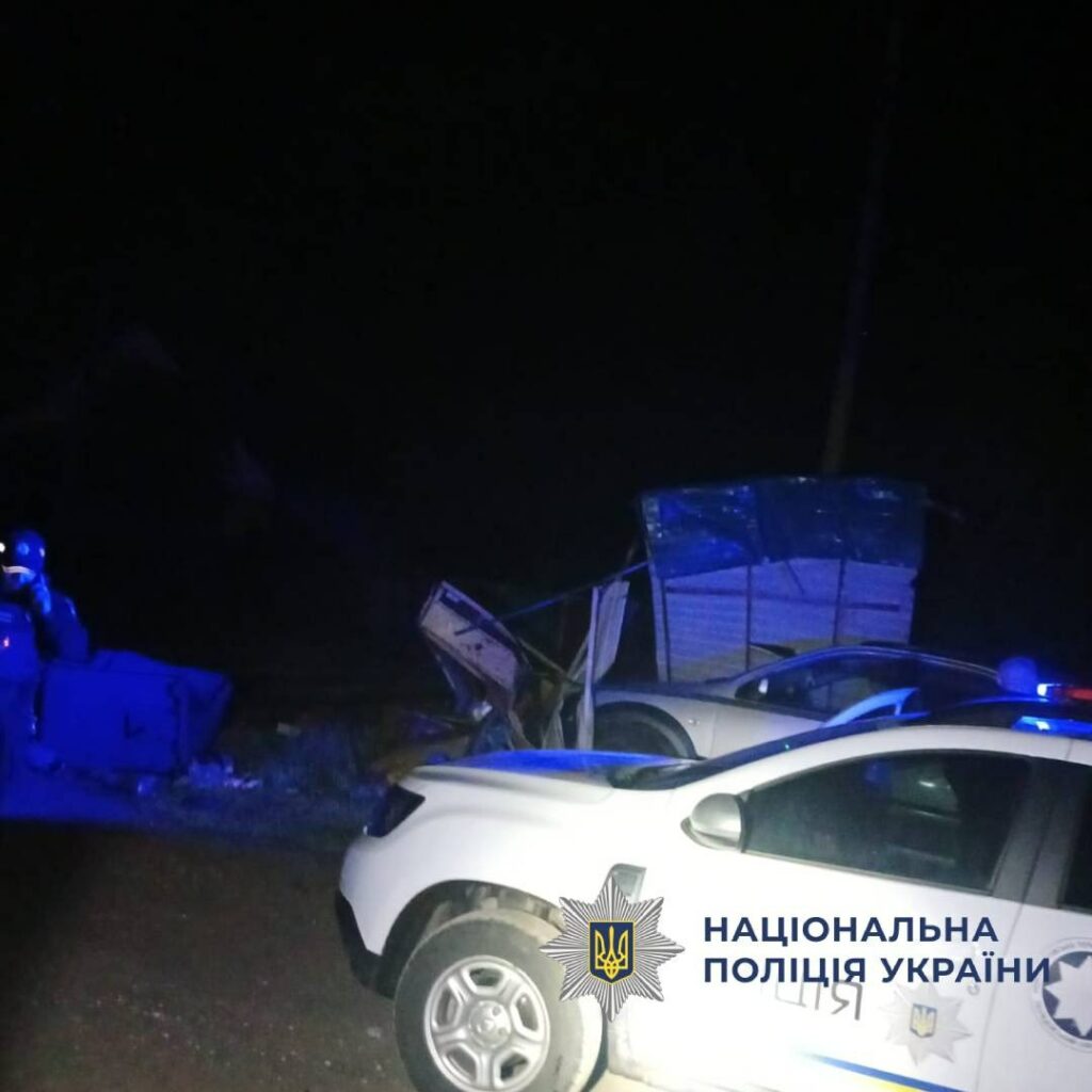 На Чугуївщині п’яний водій наїхав на сміттєві баки (фото)