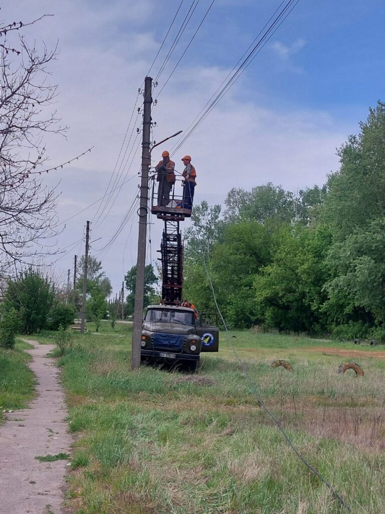 Комунальники впорядковують вуличне освітлення у Харкові (фото)