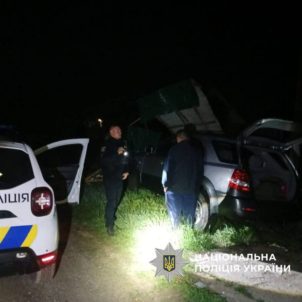 На Чугуївщині п’яний водій наїхав на сміттєві баки (фото)