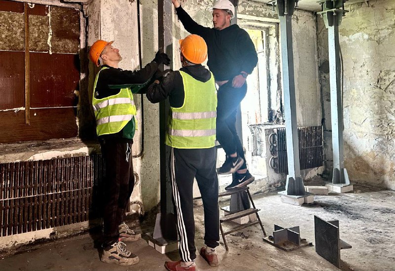 У Харкові відновлюють пошкоджені багатоповерхівки