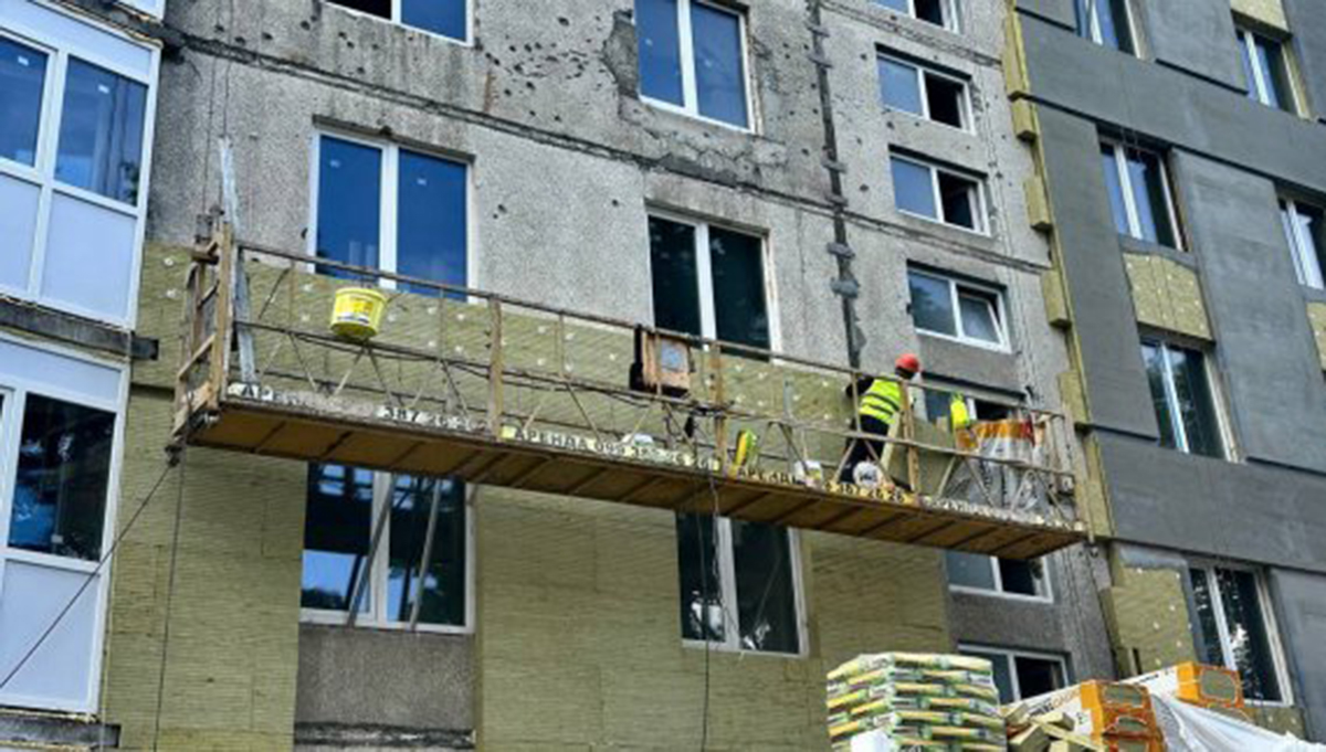 У Харкові відновлюють пошкоджені обстрілами будинки