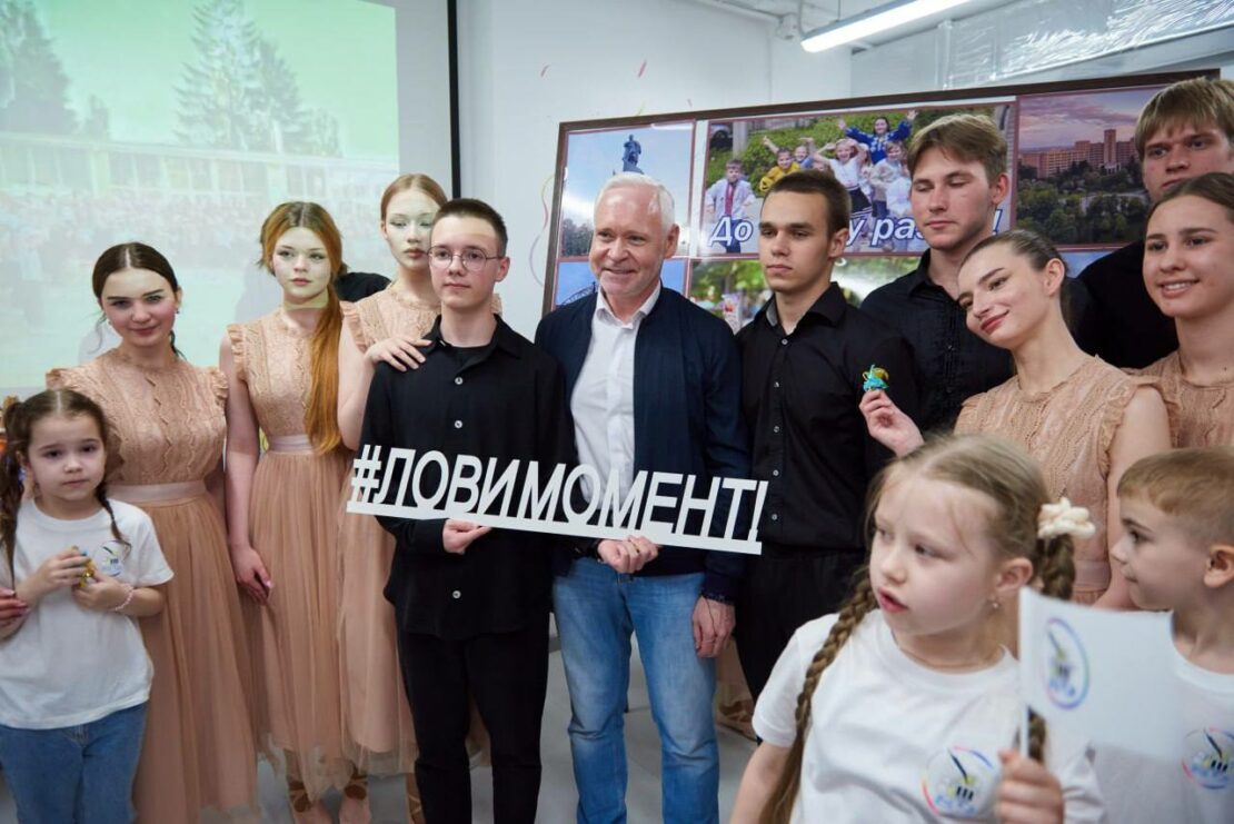 Мер Харкова привітав школярів з останнім дзвоником
