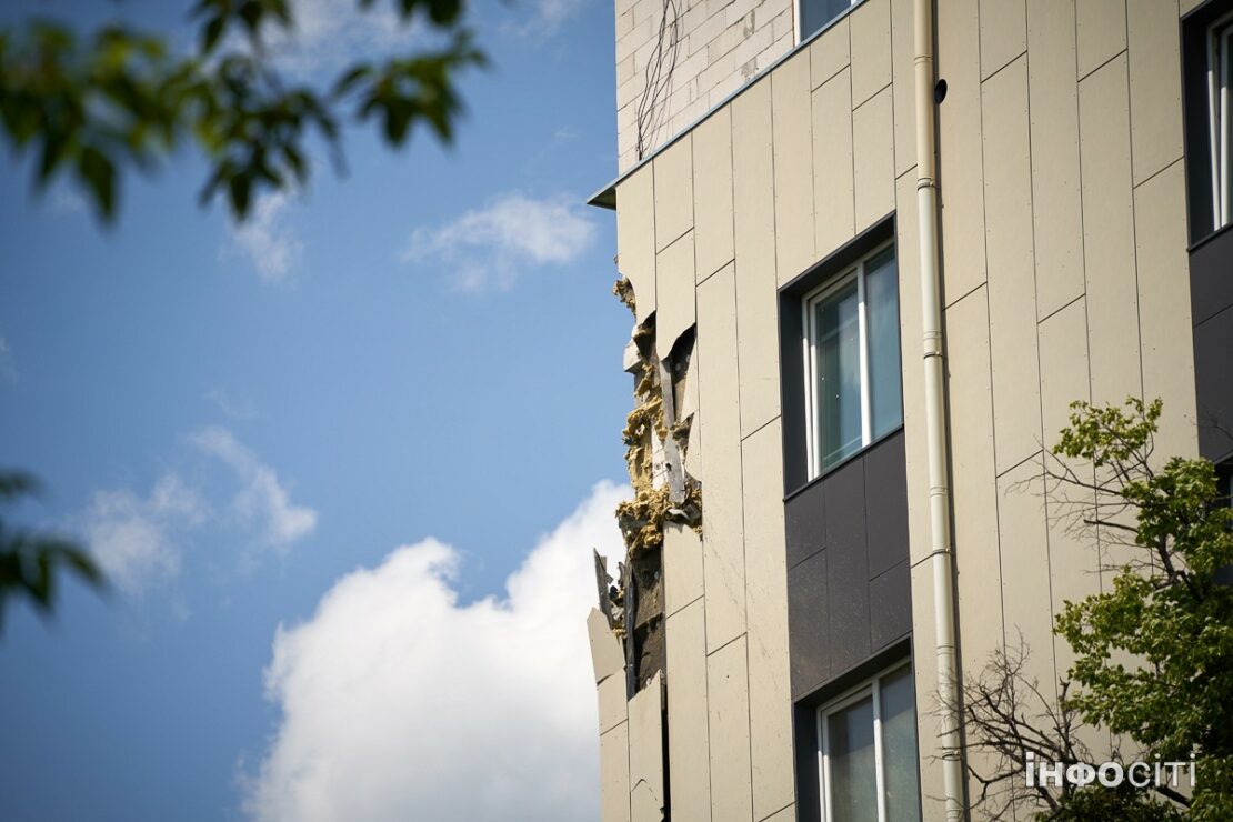 У Харкові усувають наслідки нічної атаки (фото)