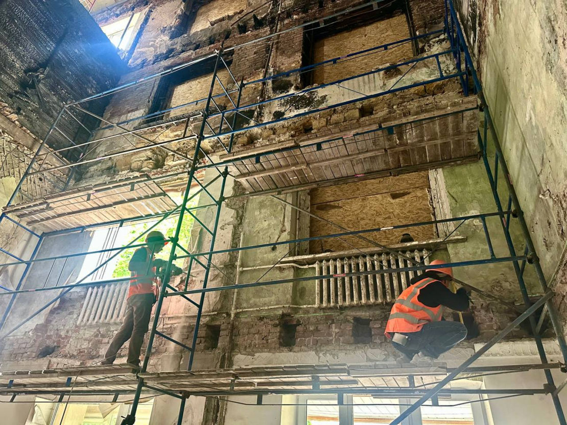 Комунальники Харкова продовжують відновлювати пошкоджені обстрілами будинки