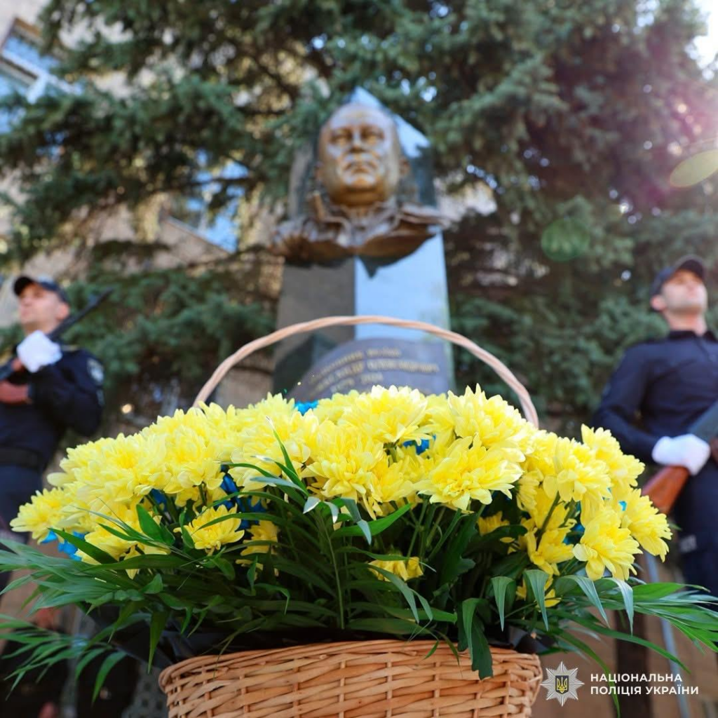 У Харкові відкрили пам’ятник полковнику поліції Олександру Іванову, який загинув від ворожого удару