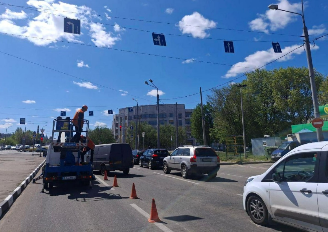 У Харкові за тиждень оновили 55 дорожніх знаків