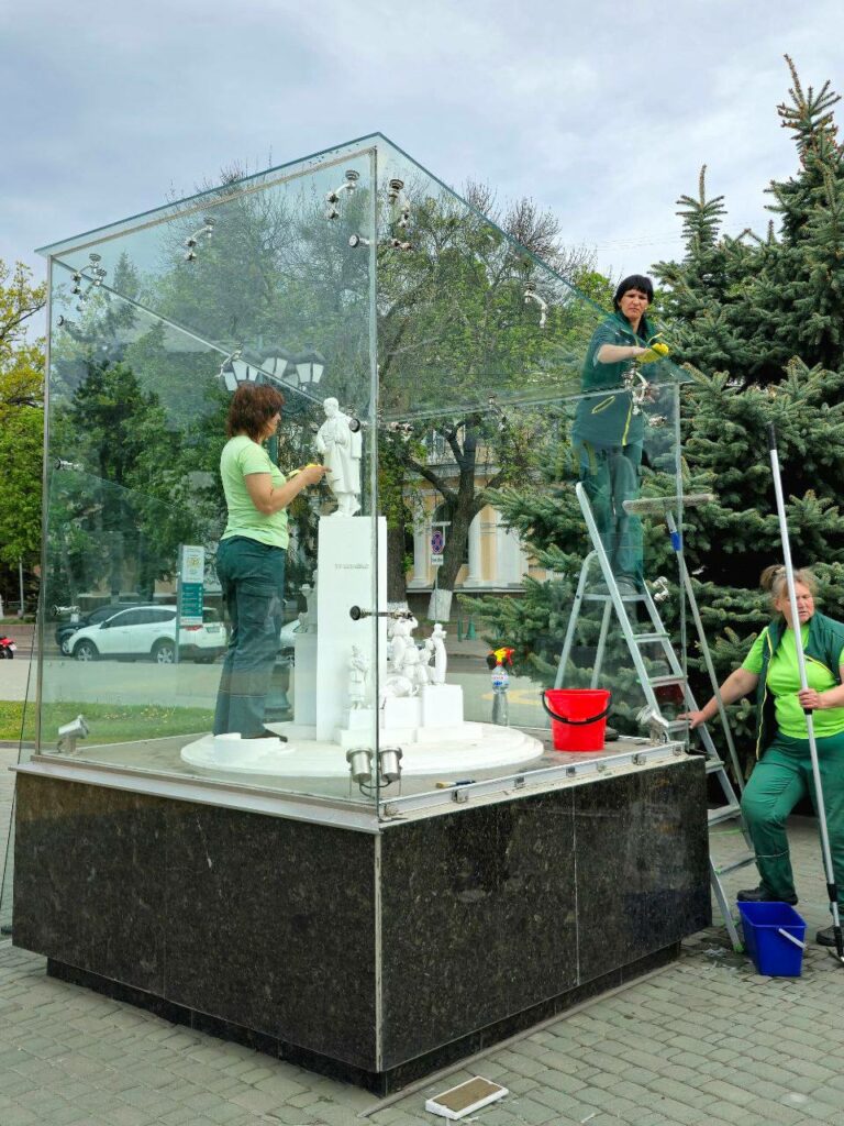 Комунальники наводять лад у Харкові (фото)