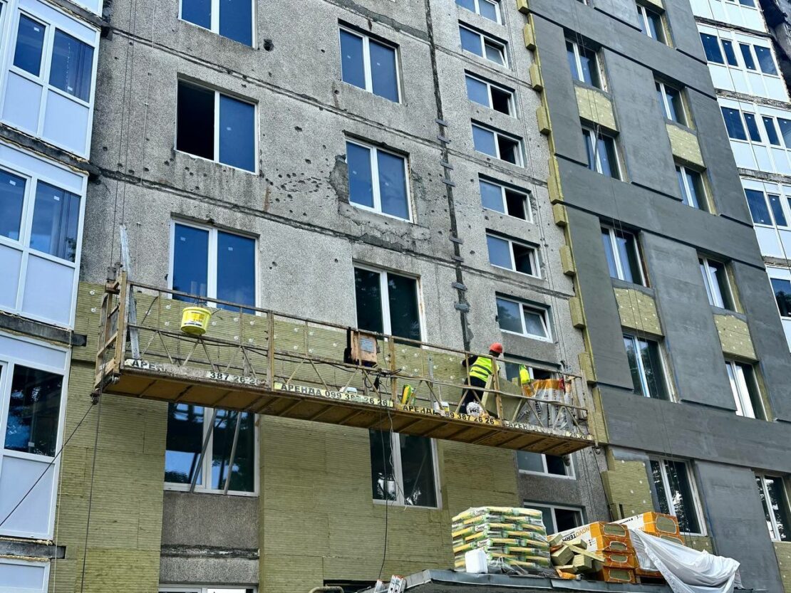 На вулиці Бучми у Харкові відновлюють житловий будинок