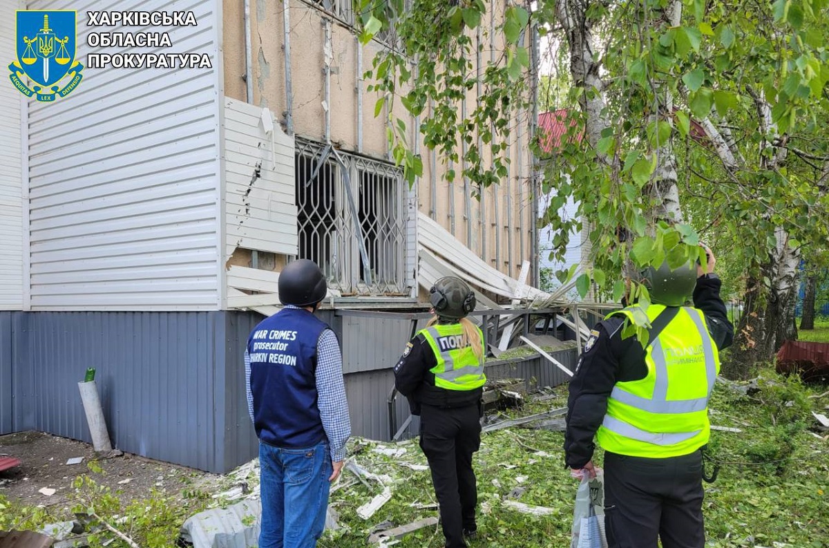 Ворожий дрон «Молнія-2» пошкодив адмінбудівлю в Чугуєві, є постраждалі на Куп'янщині