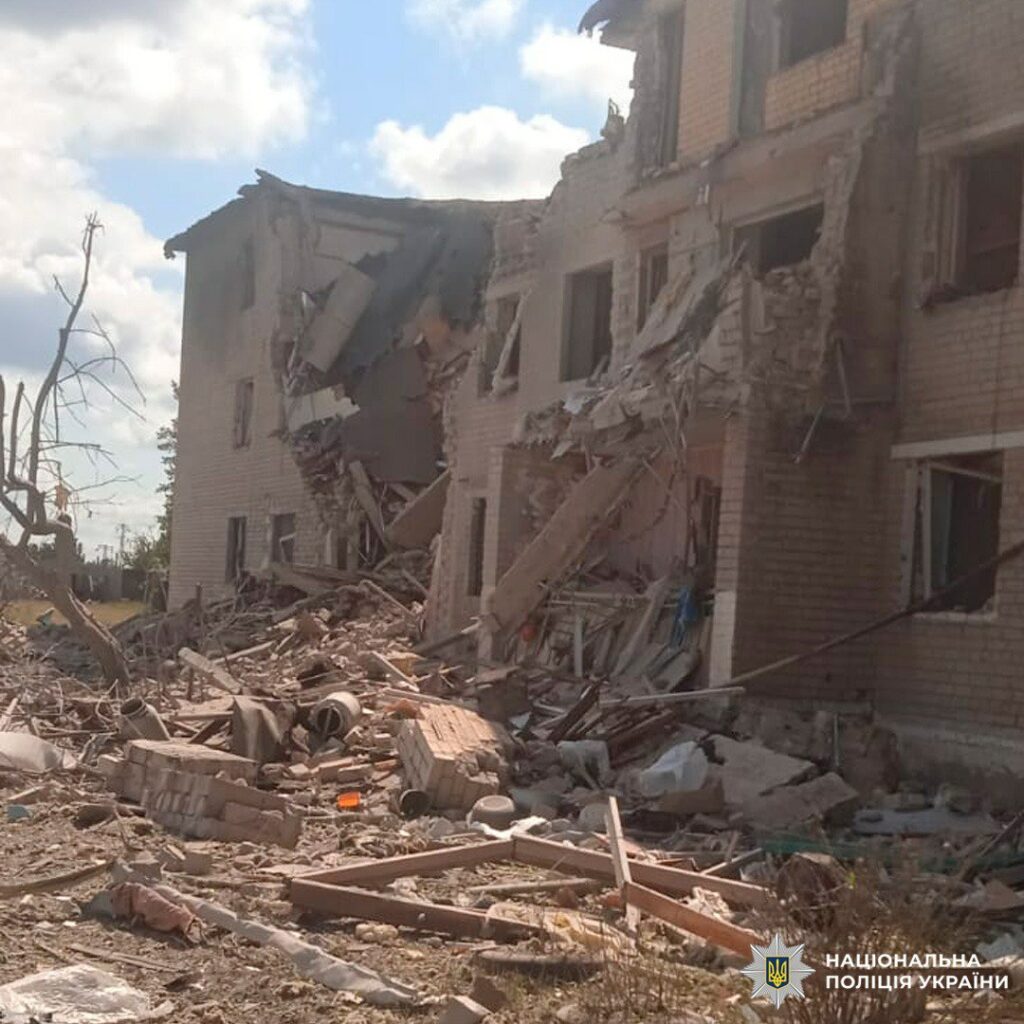 Ворожий дрон «Молнія-2» пошкодив адмінбудівлю в Чугуєві, є постраждалі на Куп'янщині