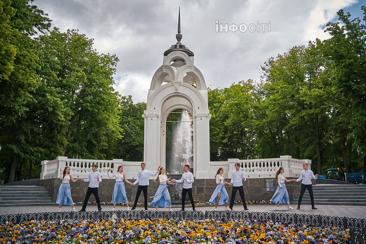 Харківські випускники танцюють посеред прифронтового міста
