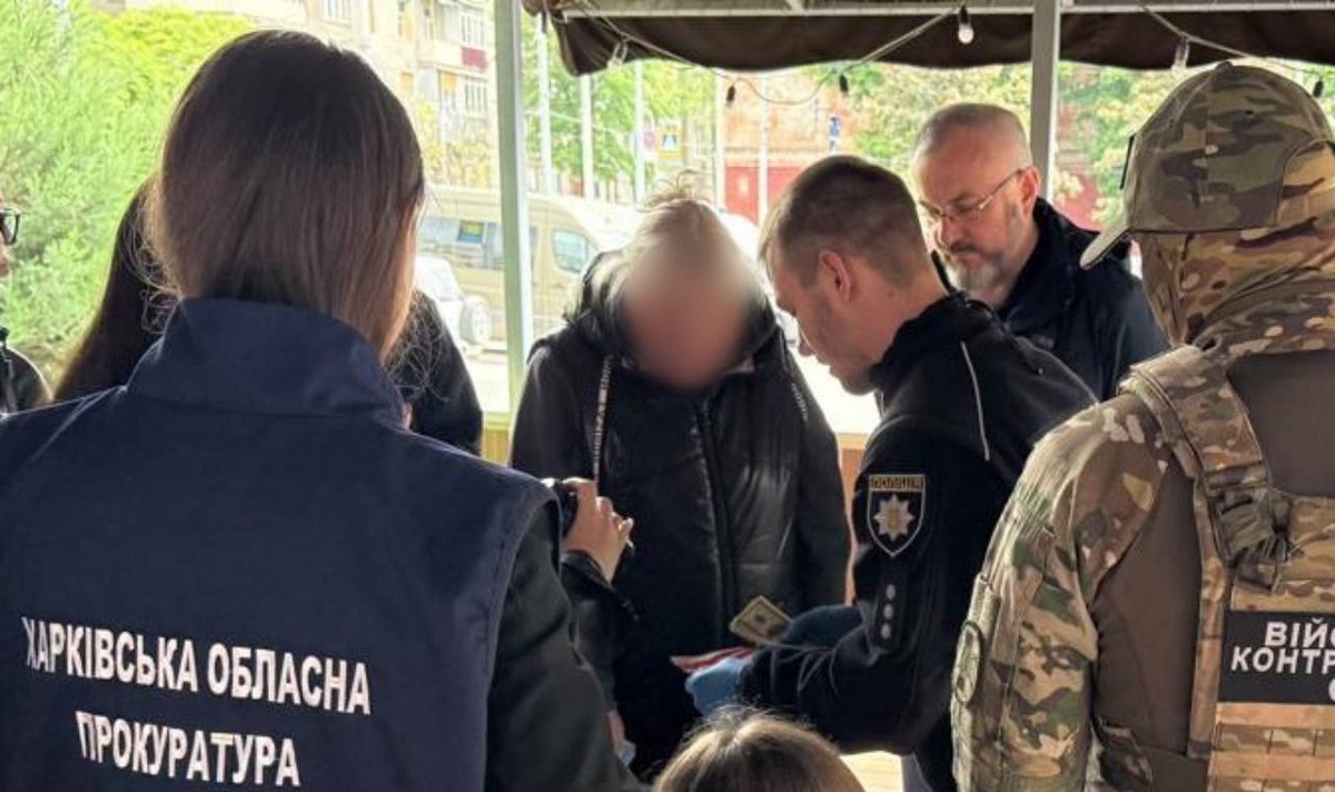 У Харкові затримали жінку, яка «допомагала» військовому звільнитися з армії
