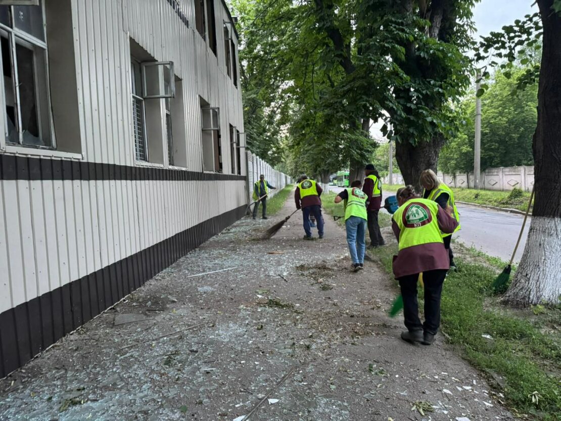 Комунальники у Харкові усувають наслідки нічної атаки БпЛА (фото)
