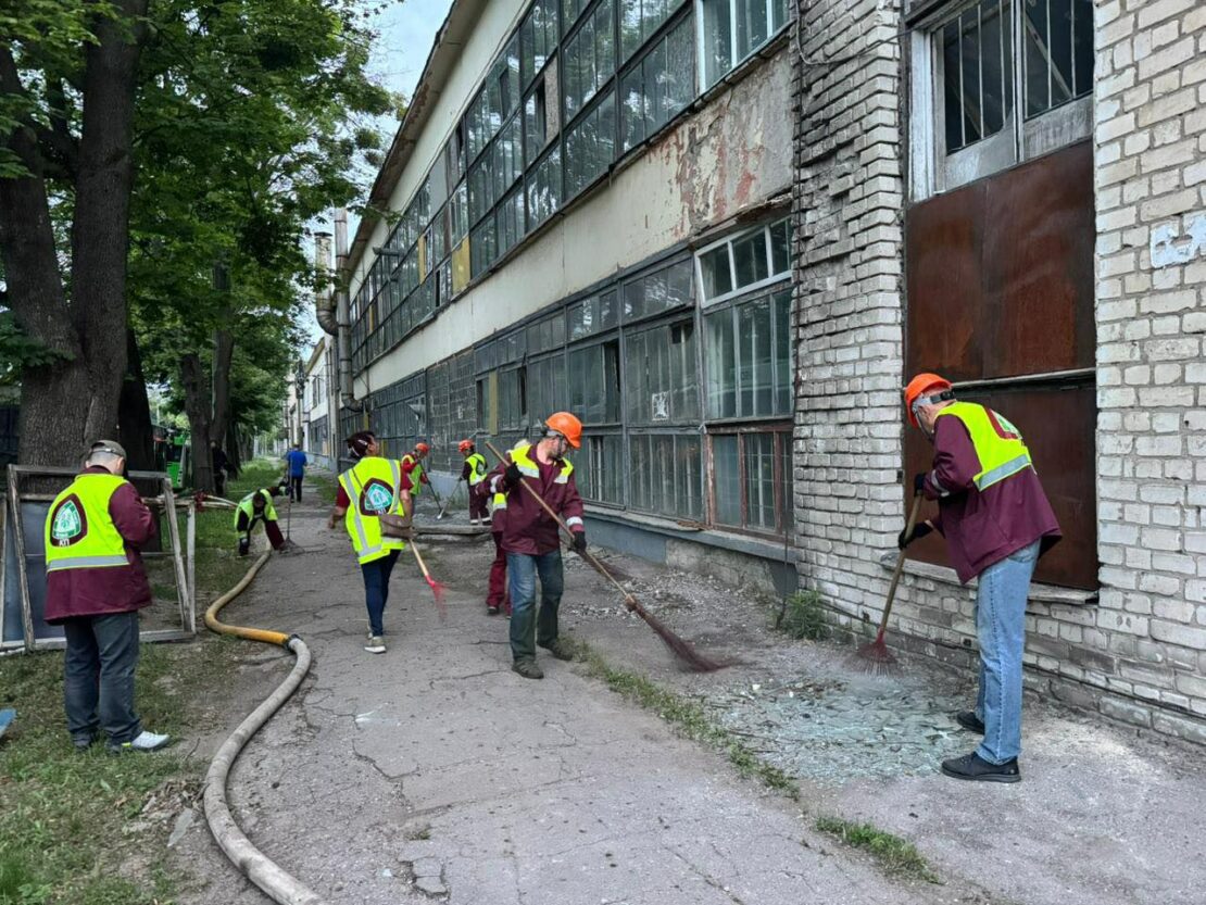 Комунальники у Харкові усувають наслідки нічної атаки БпЛА (фото)