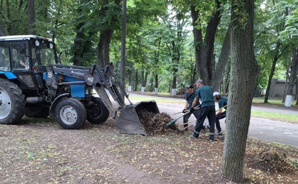 У Харкові комунальники впорядковують лугопарк