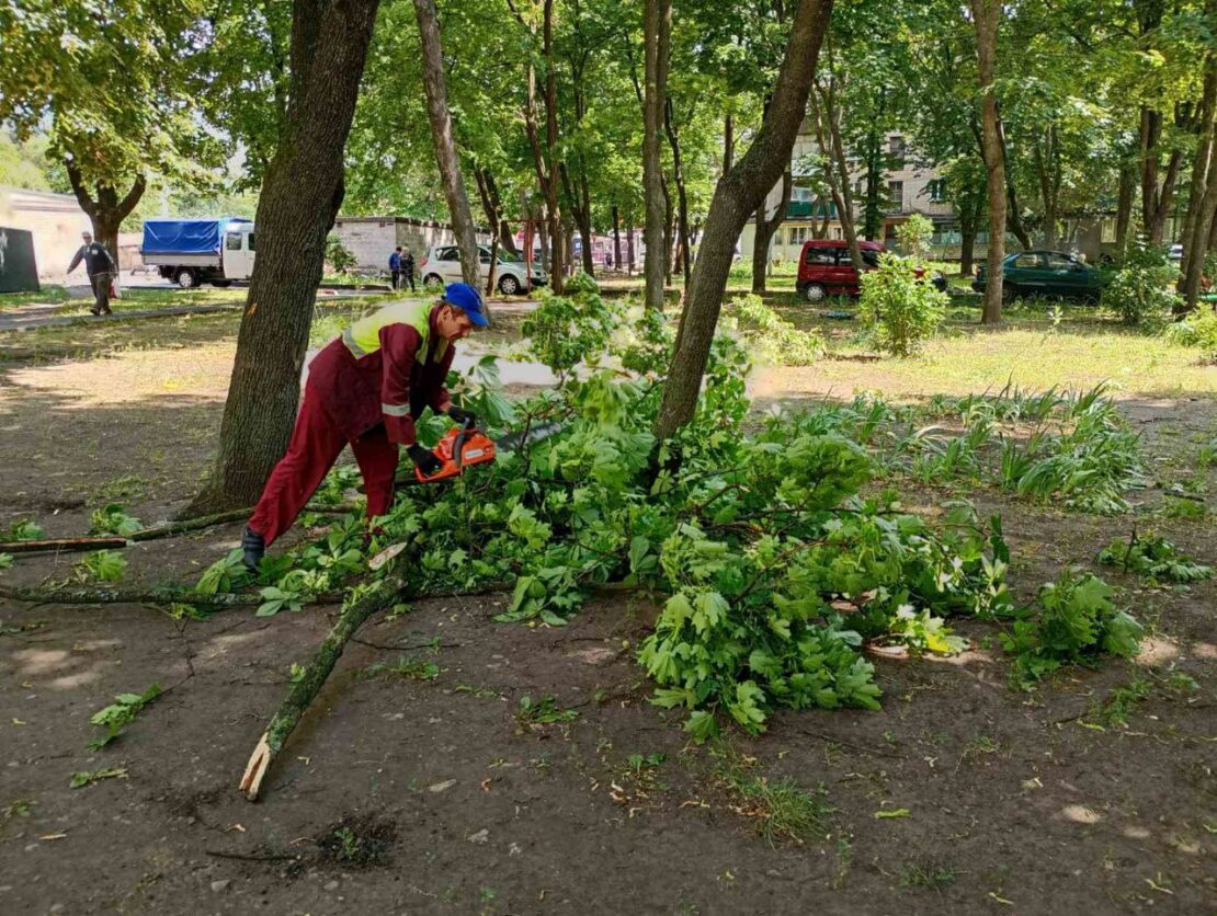 Комунальники ліквідовують наслідки негоди у Харкові (фото)