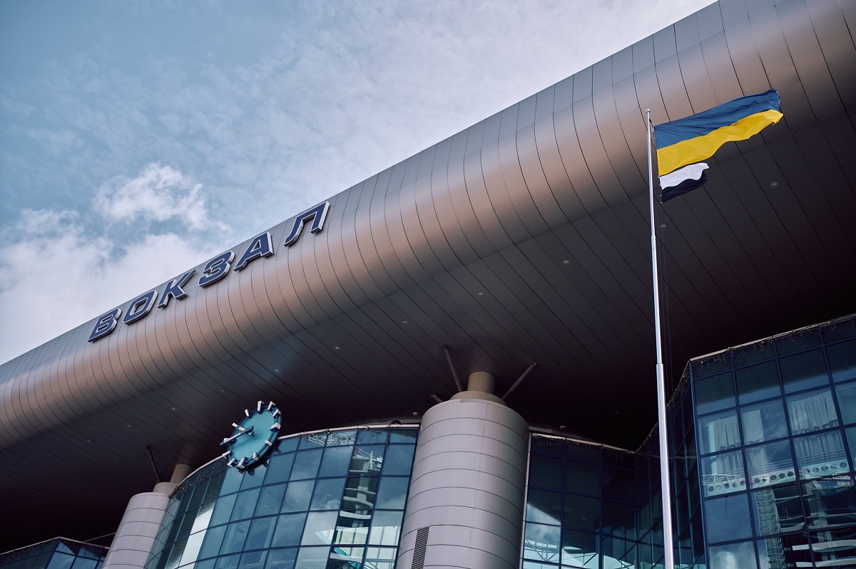 На вокзалах Укрзалізниці замайорили Прапори надії