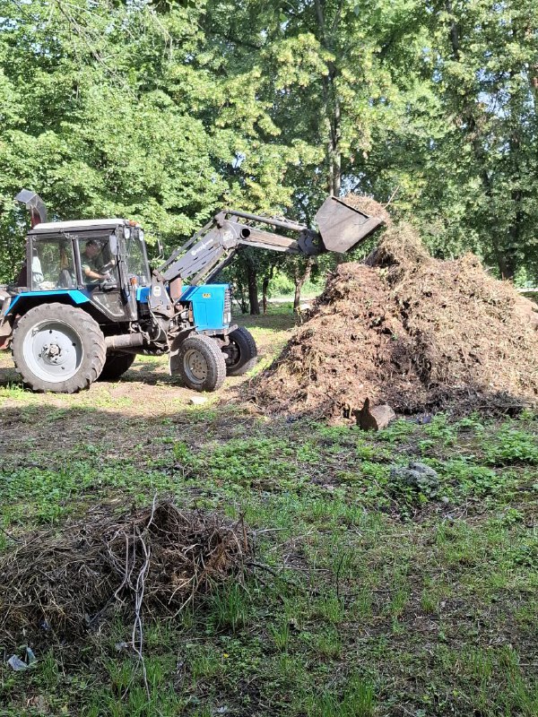Комунальники впорядковують лугопарк у Харкові (фото)