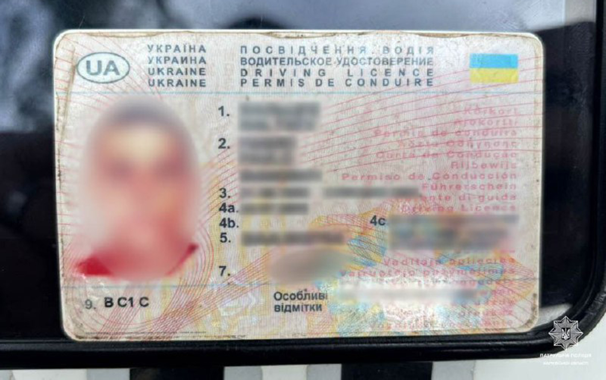 У Харкові патрульні затримали водія з підробленими правами
