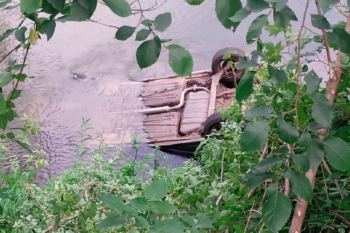 На Харківщині у водоймі потонула машина, є загиблі (фото)