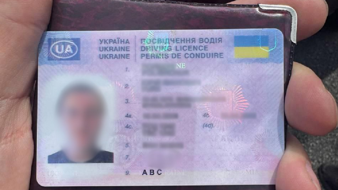 У Харкові водій з фальшивими правами попався на порушенні ПДР