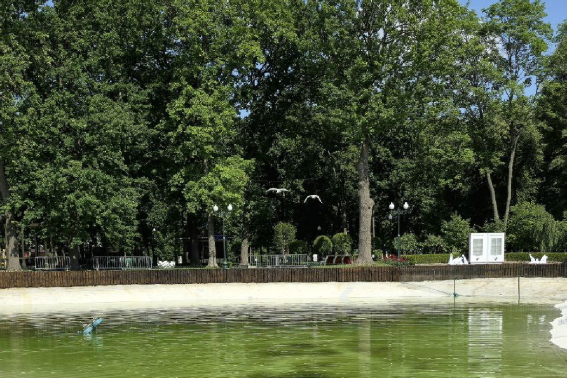 У Центральному парку Харкова почали наповнювати водою озеро