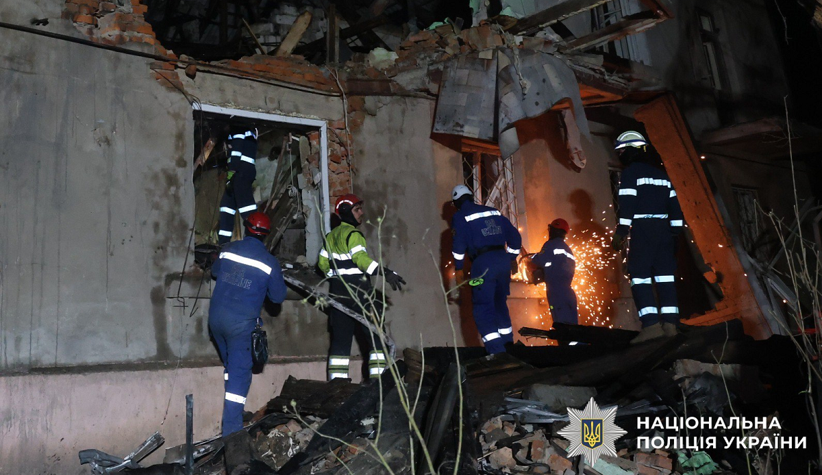 Люди співають гімн під завалами після атаки дронів на Харків