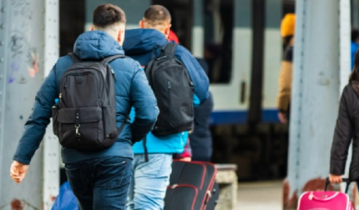 В Україні можуть дозволити виїзд за кордон чоловікам до 24 років