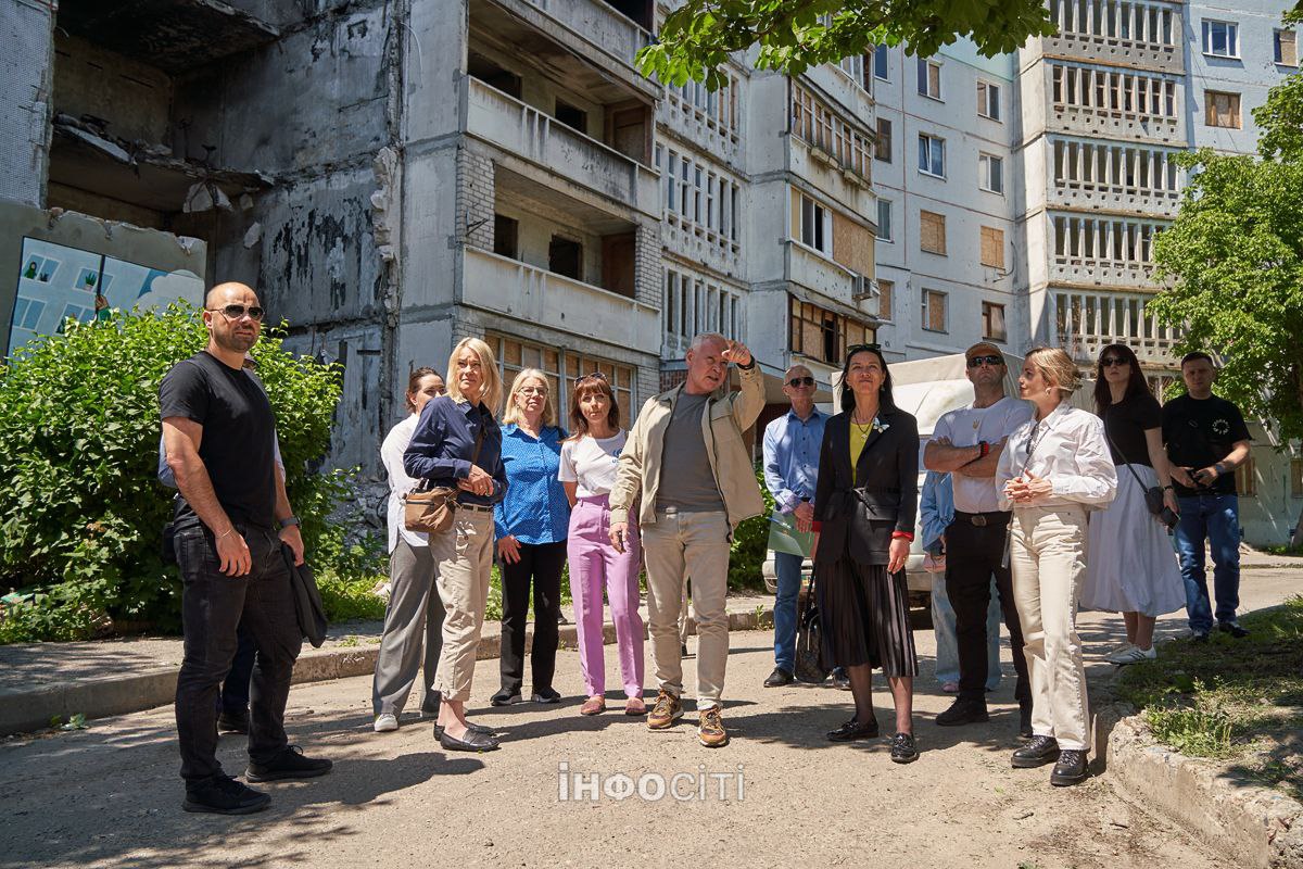 Міжнародна делегація відвідала Північну Салтівку та з'ясувала нагальні потреби Харкова