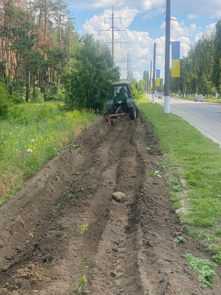 Комунальники оновлюють протипожежні смуги в урочищах Харкова