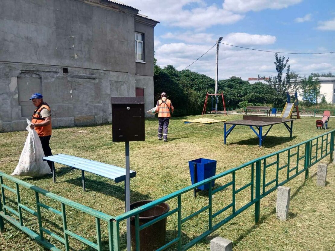 У Харкові впорядковують дитячі майданчики (фото)