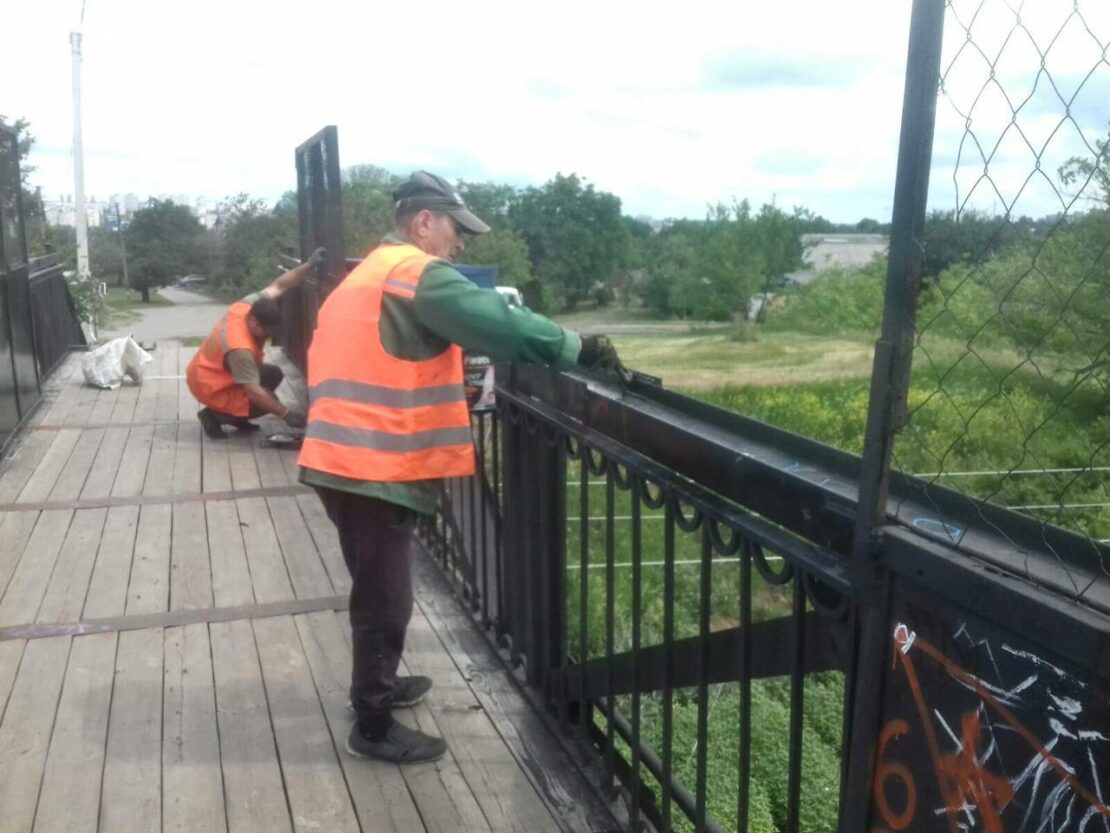 У Харкові впорядковують дитячі майданчики (фото)