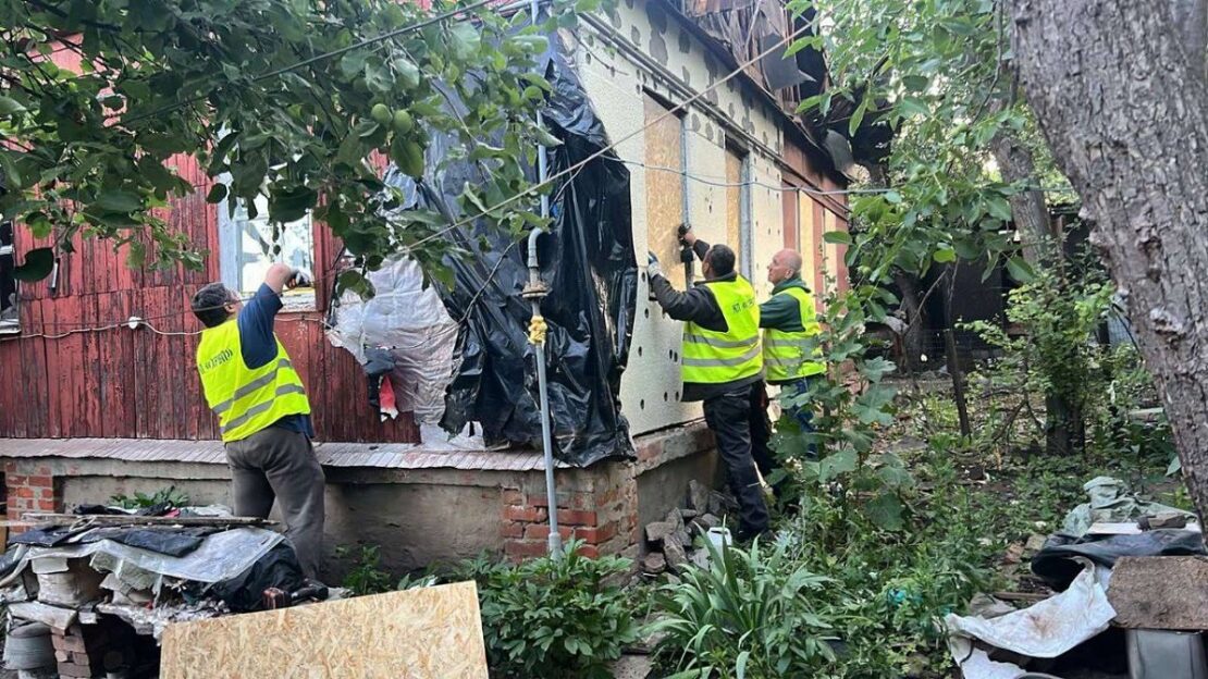 Нічна атака БпЛА спричинила пошкодження у житловому секторі Харкова