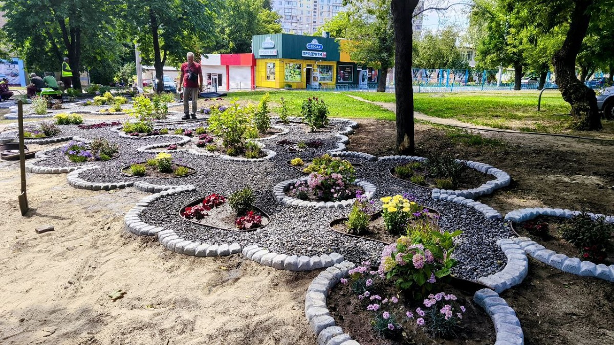 Комунальники прикрашають Харків квітниками (фото)
