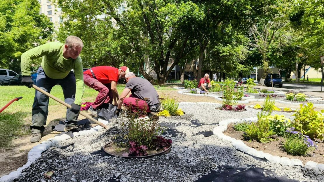 Комунальники прикрашають Харків квітниками (фото)