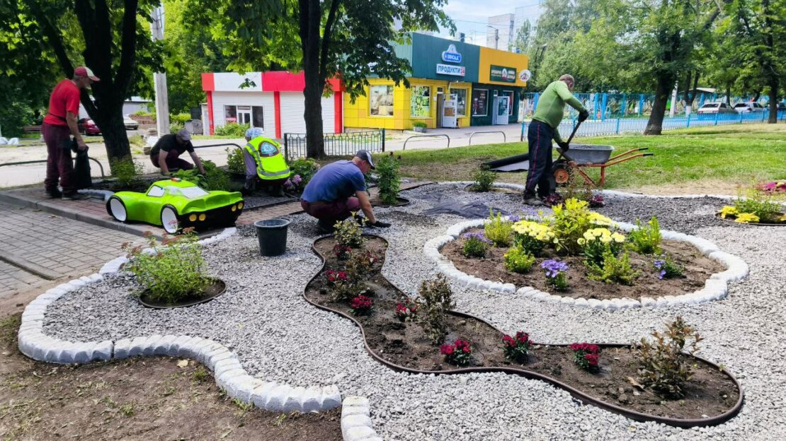 Комунальники прикрашають Харків квітниками (фото)