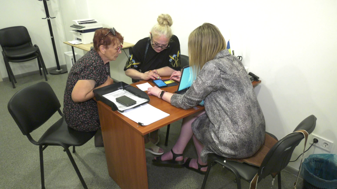 Підказали, заспокоїли, оформили: де та як працює контакт-центр з питань програми «єВідновлення»