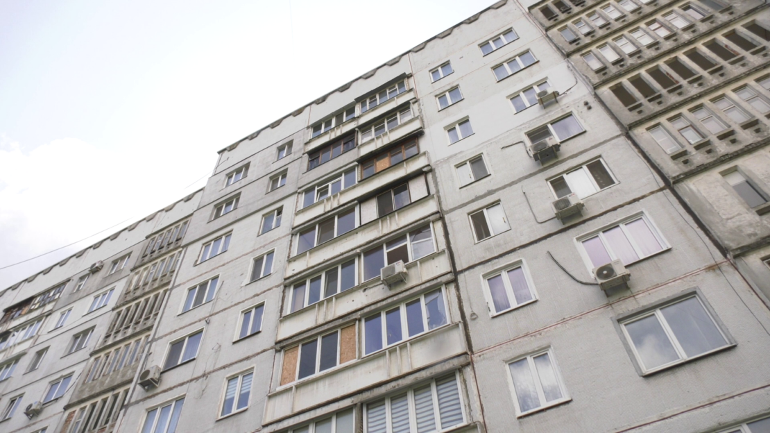 На Північній Салтівці відновлюють будинок, що постраждав внаслідок російських обстрілів