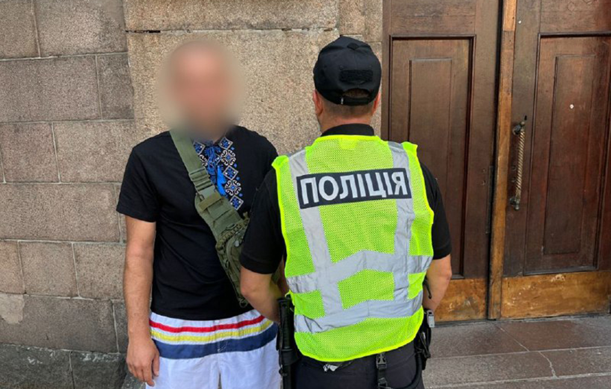 У Харкові чоловік погрожував пістолетом працівнику Укрзалізниці