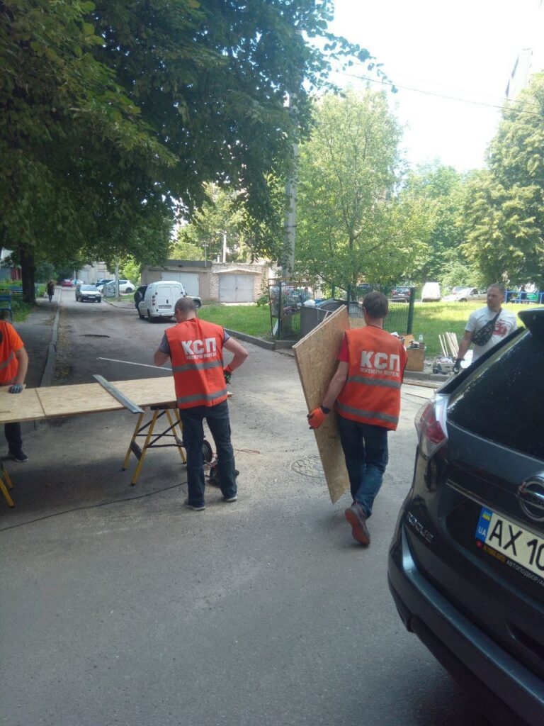 Харківські комунальники продовжують ліквідувати наслідки вчорашнього обстрілу (фото)