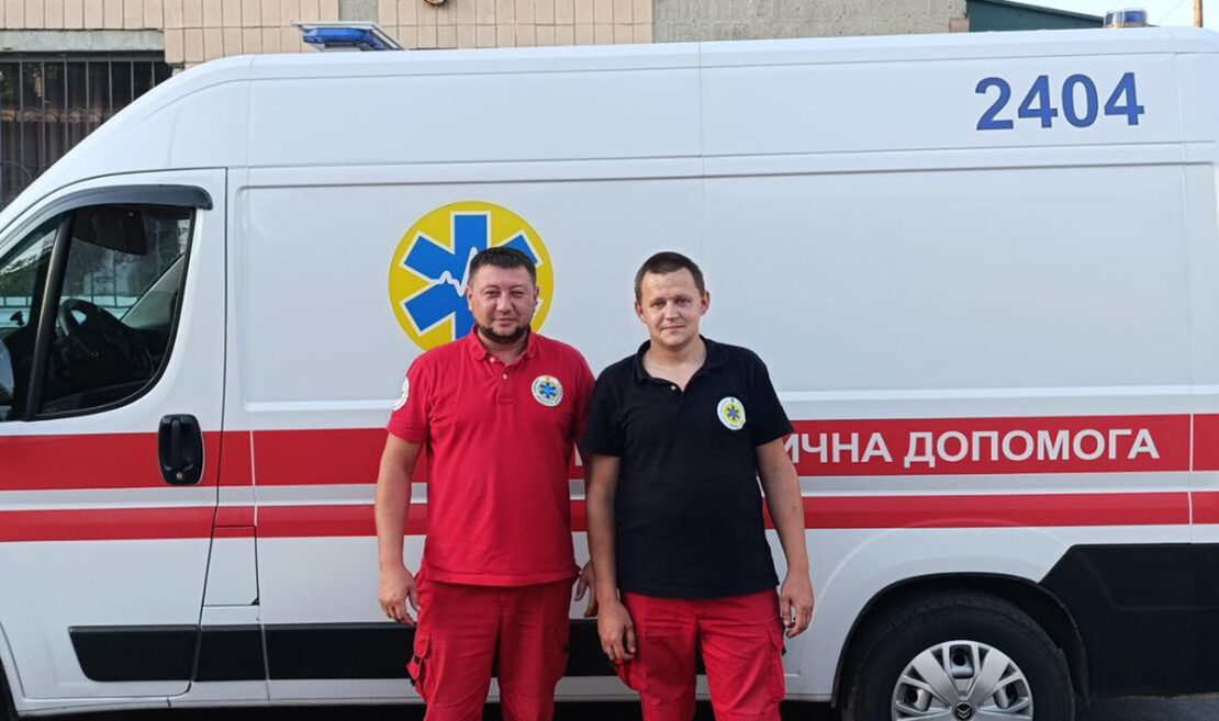 На Харківщині медики “швидкої” врятували життя чоловіку