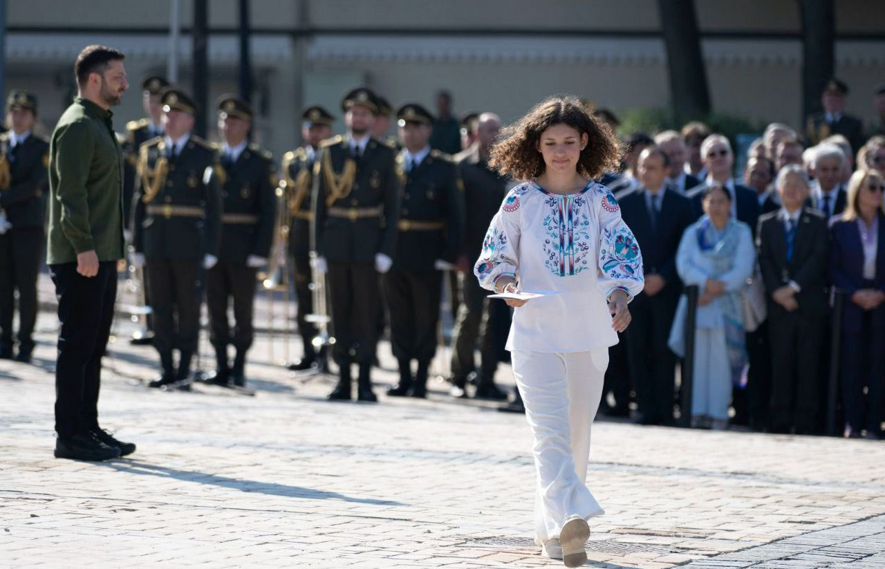 Президент України вручив паспорт спортсменці з Харківщини