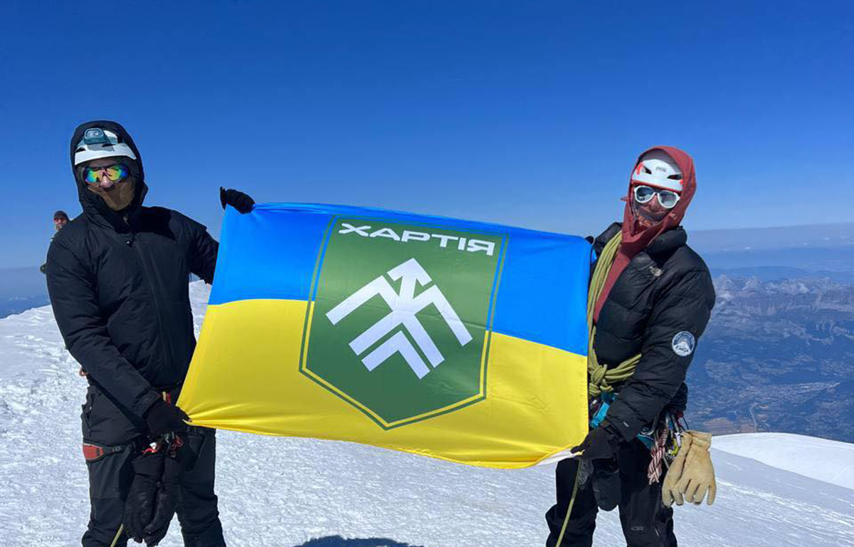 Харківський боєць підняв прапор «Хартії» на горі Монблан