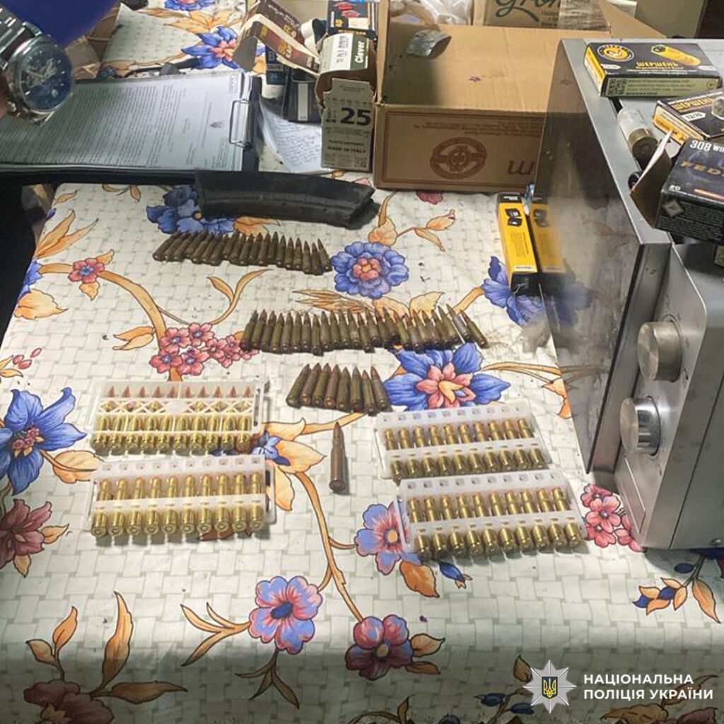 На Харківщині поліцейські оголосили підозру чоловіку, який вдома зберігав набої