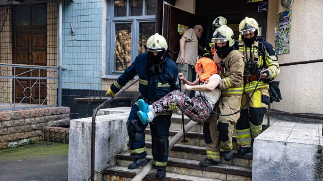 У Харкові на пожежі врятували жінку